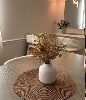 Sala de tratamiento con luz cálida y detalles naturales